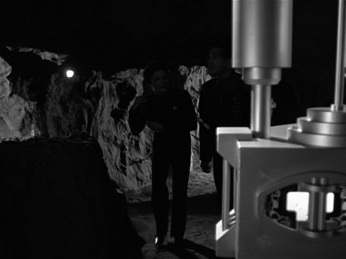 extant_StarTrek_VOY_7x11-Shattered_2027.jpg