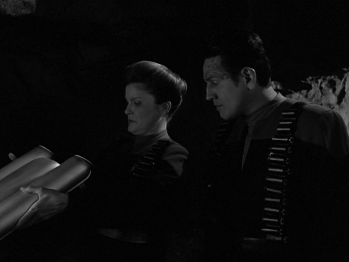 extant_StarTrek_VOY_7x11-Shattered_2043.jpg