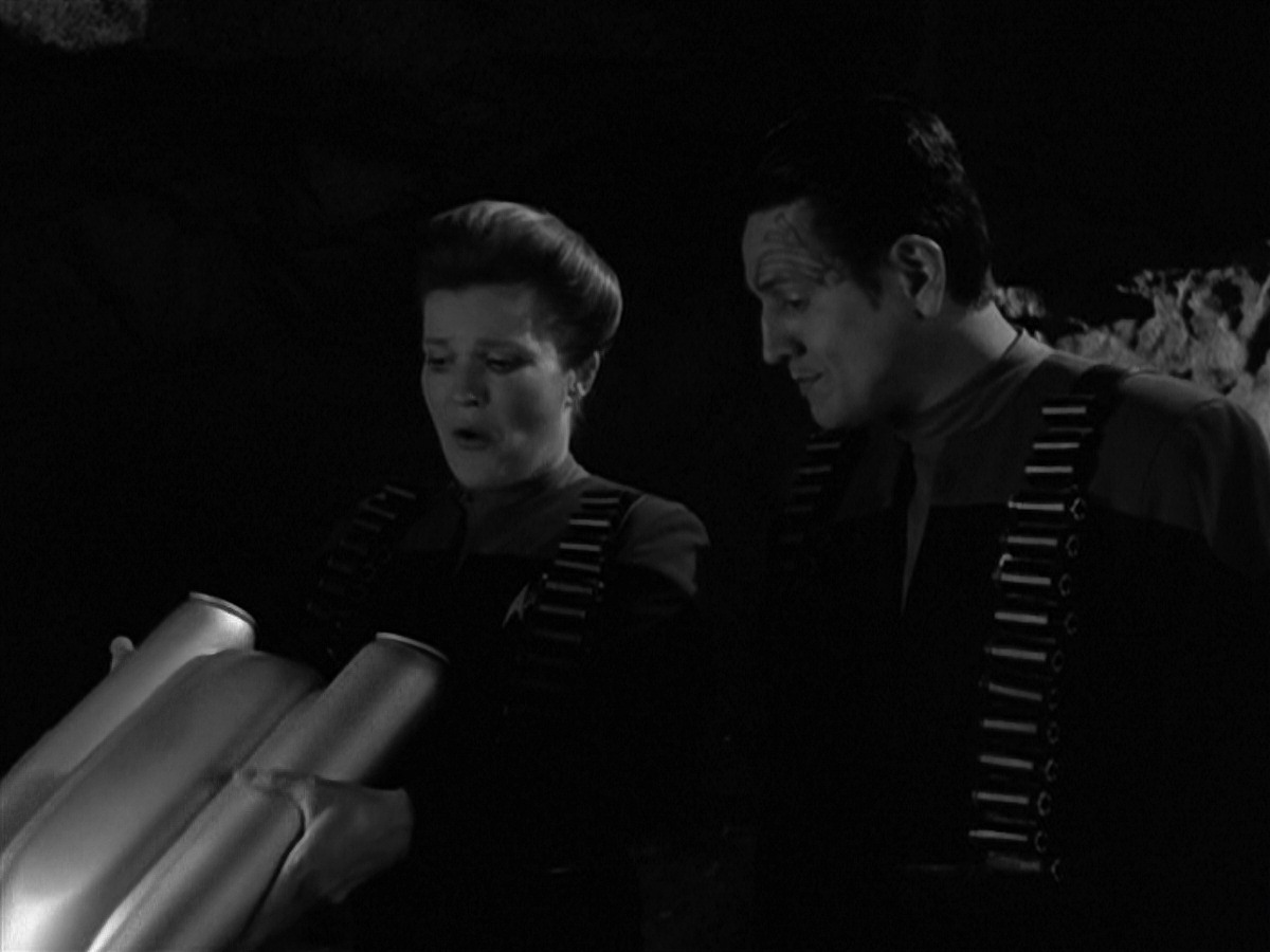 extant_StarTrek_VOY_7x11-Shattered_2050.jpg