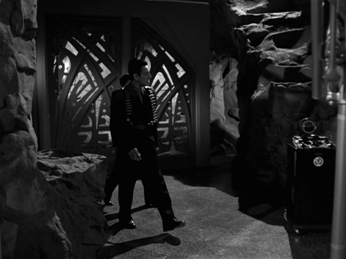 extant_StarTrek_VOY_7x11-Shattered_2068.jpg