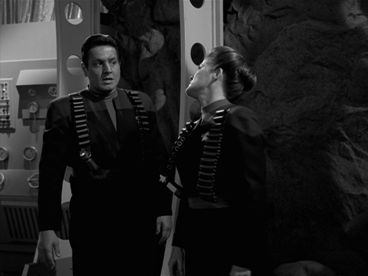 extant_StarTrek_VOY_7x11-Shattered_2106.jpg