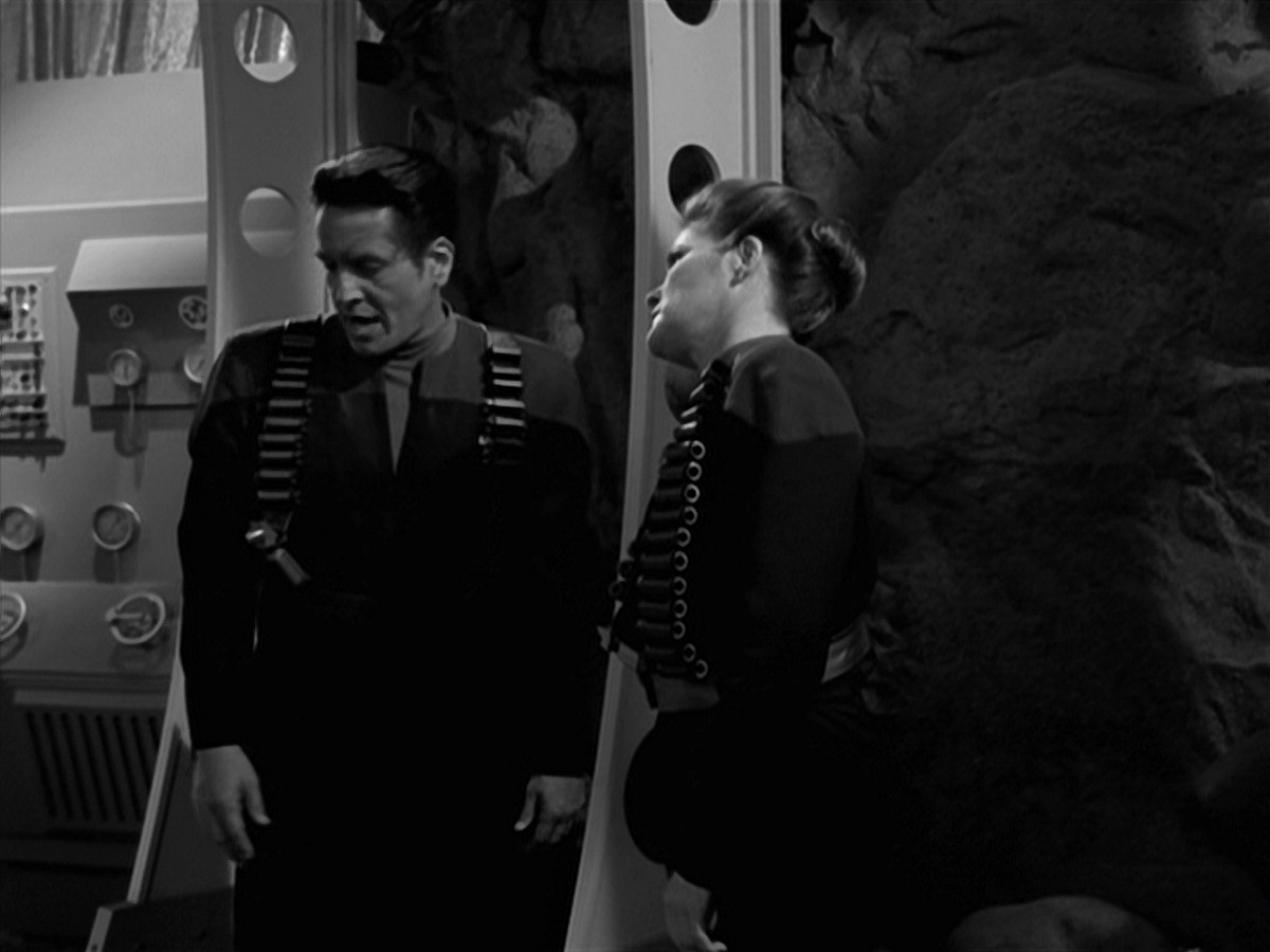 extant_StarTrek_VOY_7x11-Shattered_2107.jpg
