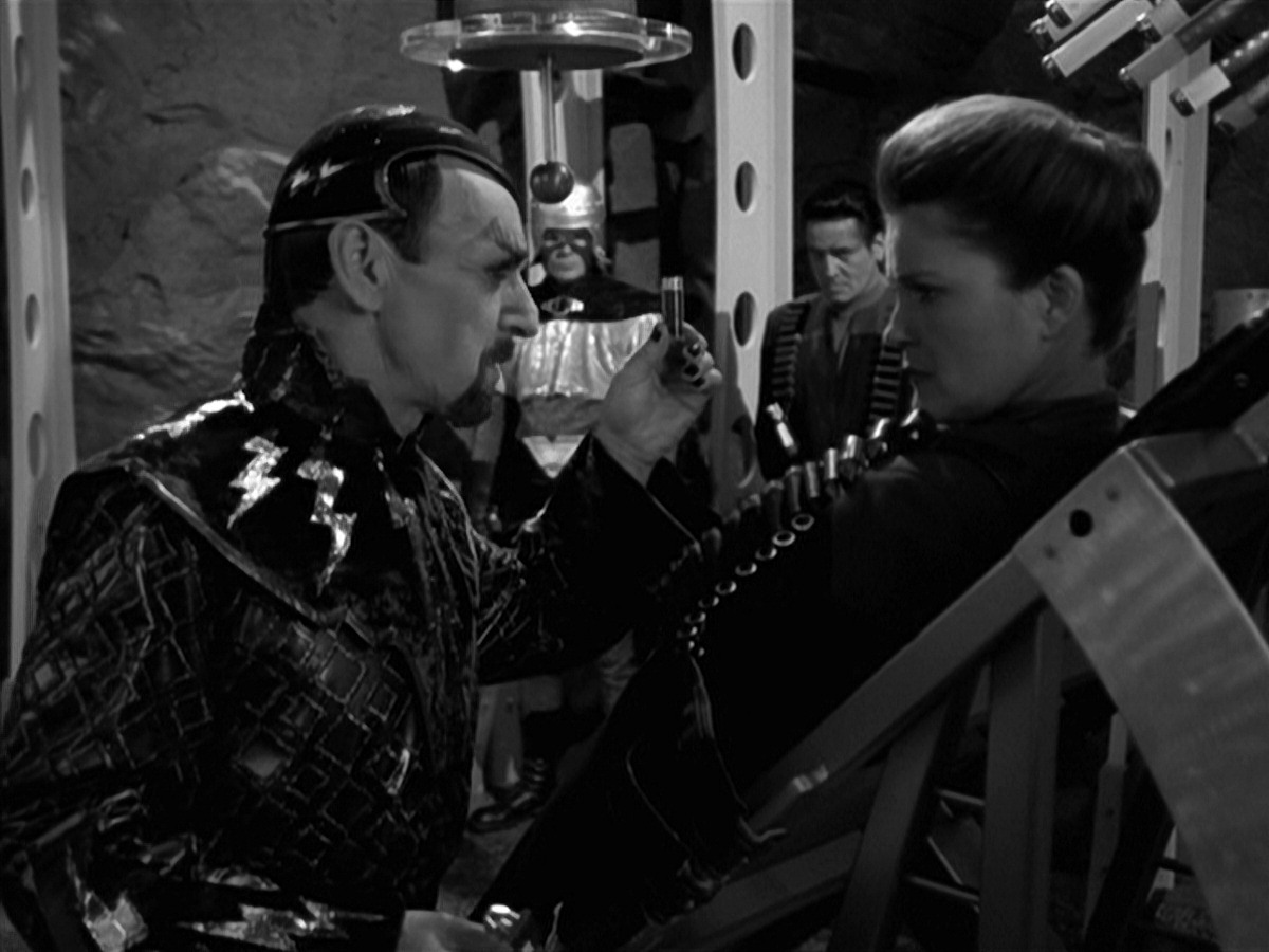 extant_StarTrek_VOY_7x11-Shattered_2213.jpg