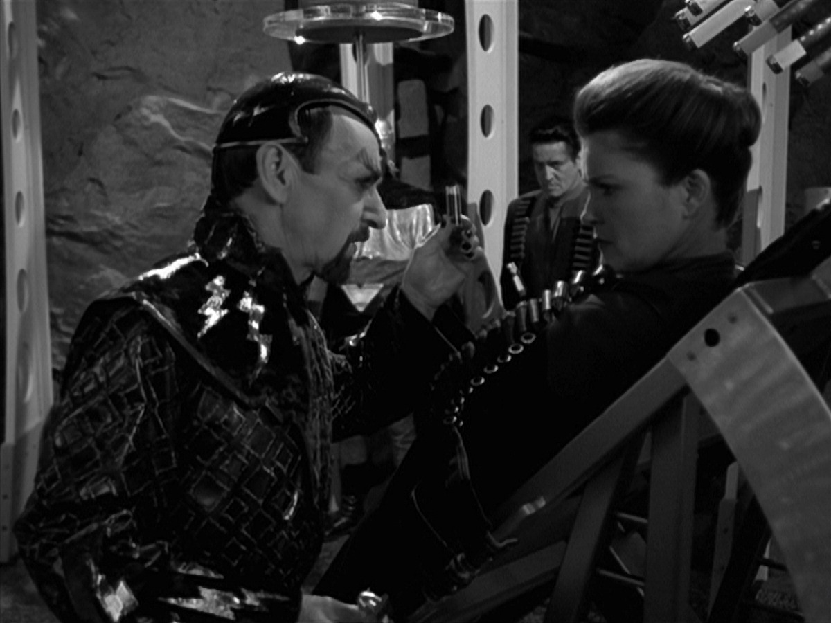 extant_StarTrek_VOY_7x11-Shattered_2214.jpg