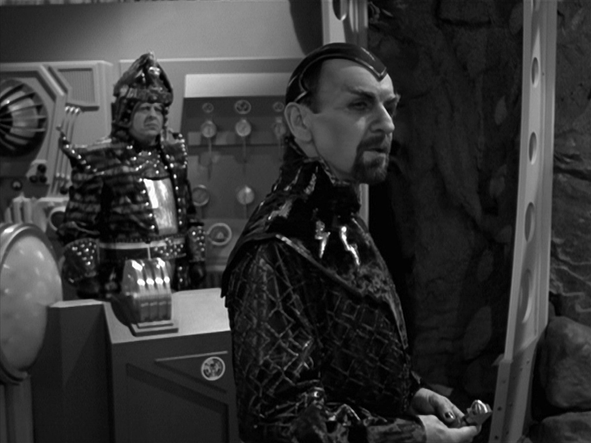 extant_StarTrek_VOY_7x11-Shattered_2294.jpg