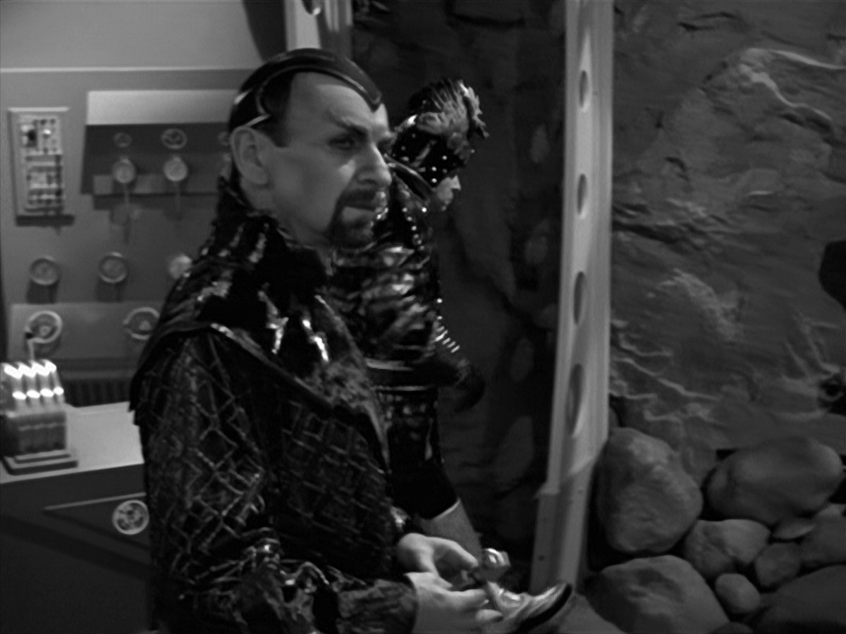 extant_StarTrek_VOY_7x11-Shattered_2302.jpg
