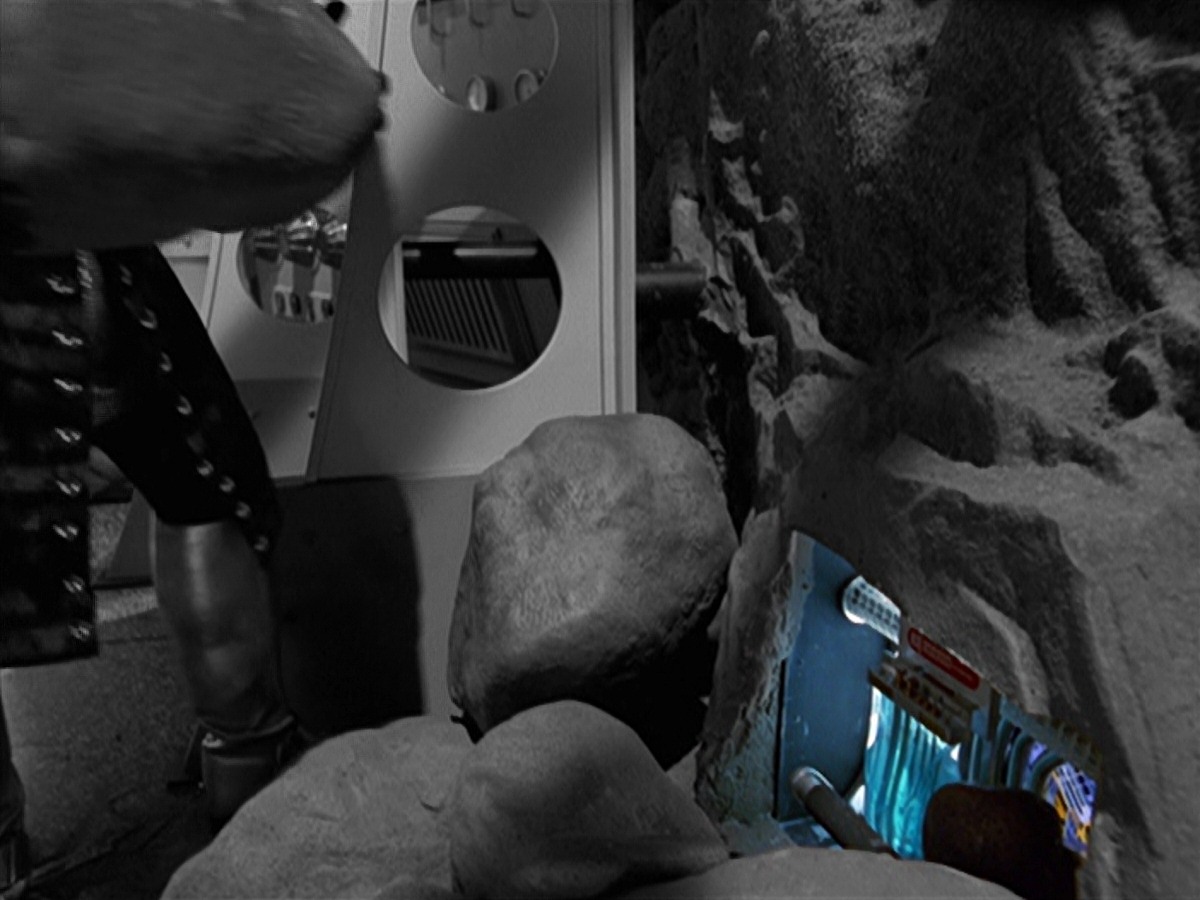 extant_StarTrek_VOY_7x11-Shattered_2310.jpg