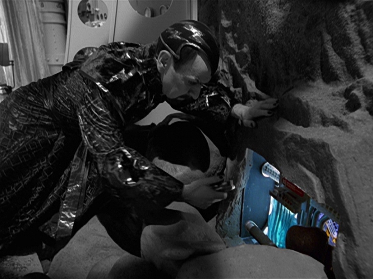 extant_StarTrek_VOY_7x11-Shattered_2336.jpg