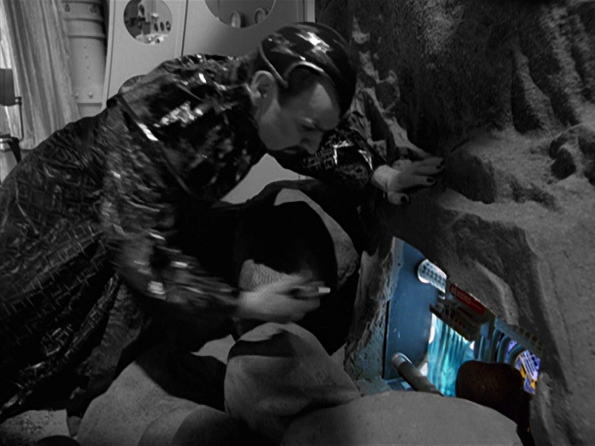 extant_StarTrek_VOY_7x11-Shattered_2341.jpg