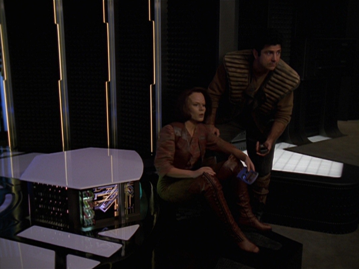 extant_StarTrek_VOY_7x11-Shattered_2410.jpg