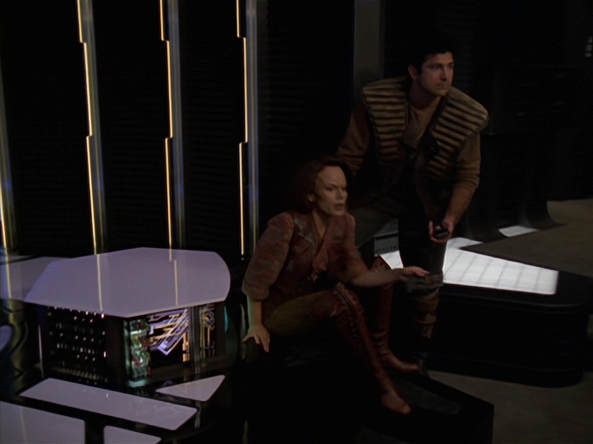 extant_StarTrek_VOY_7x11-Shattered_2411.jpg