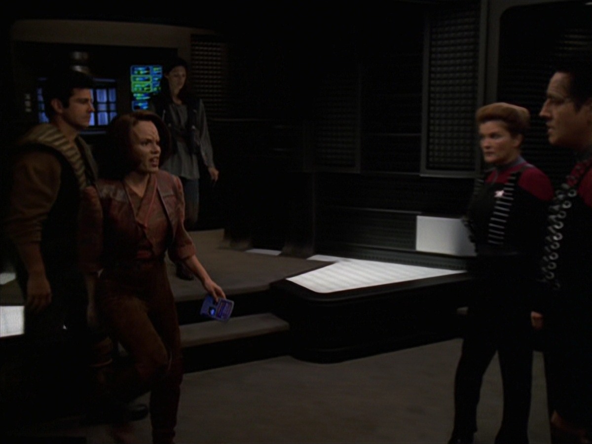 extant_StarTrek_VOY_7x11-Shattered_2415.jpg