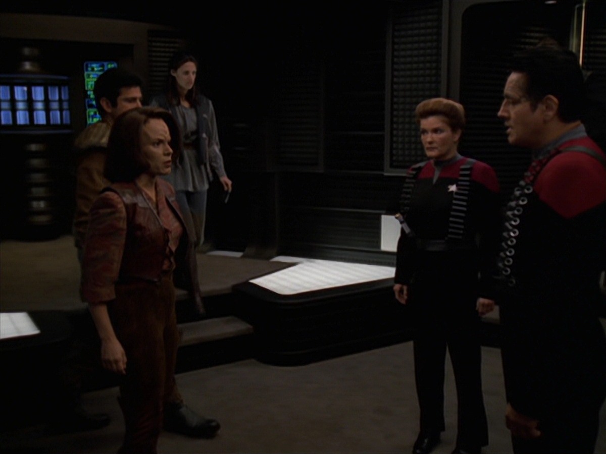 extant_StarTrek_VOY_7x11-Shattered_2416.jpg