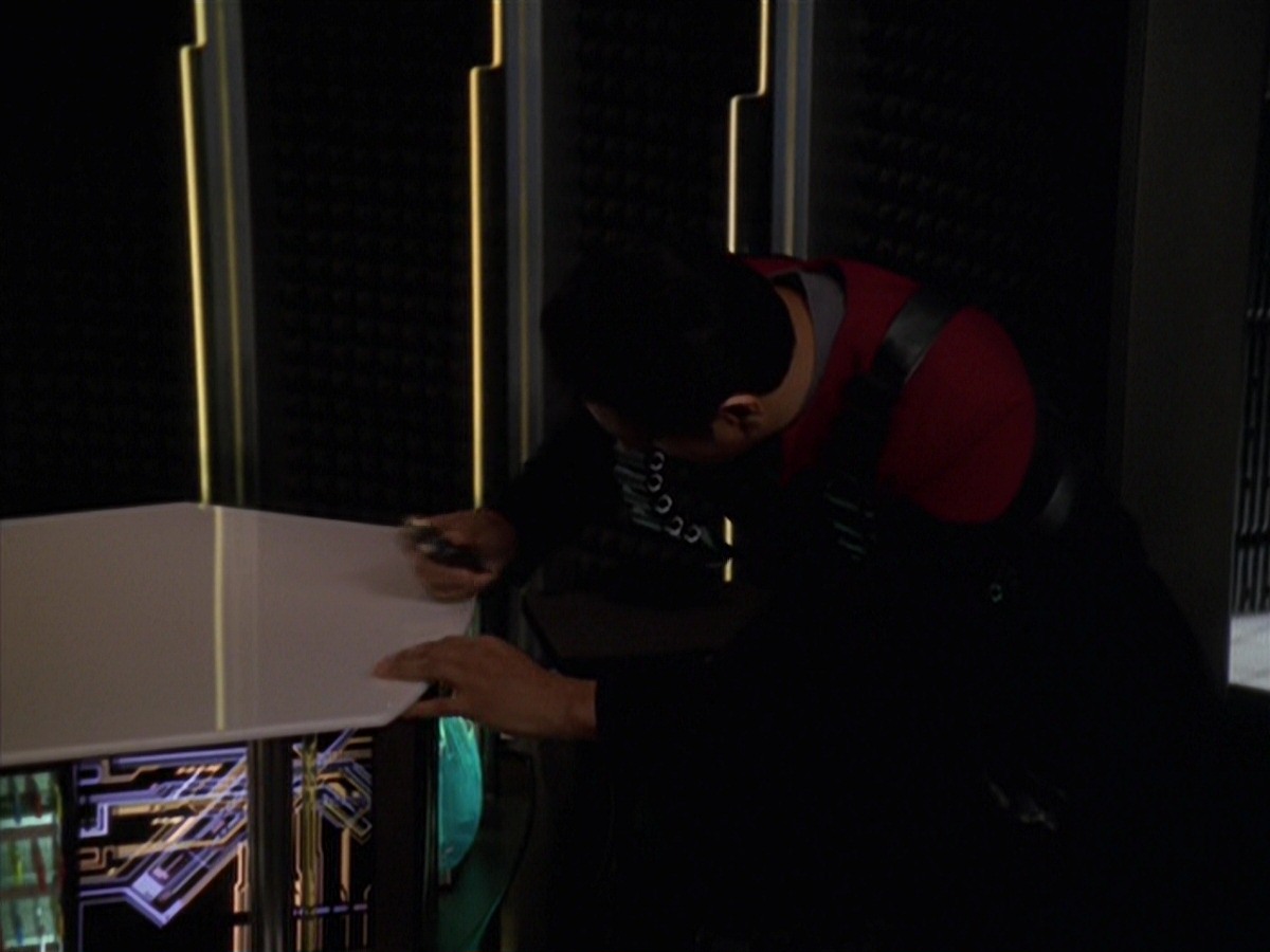 extant_StarTrek_VOY_7x11-Shattered_2475.jpg