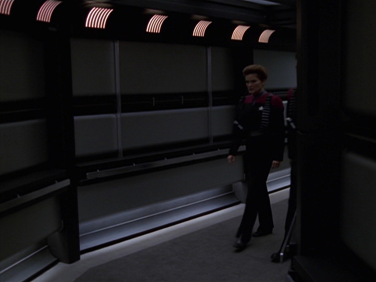 extant_StarTrek_VOY_7x11-Shattered_2491.jpg