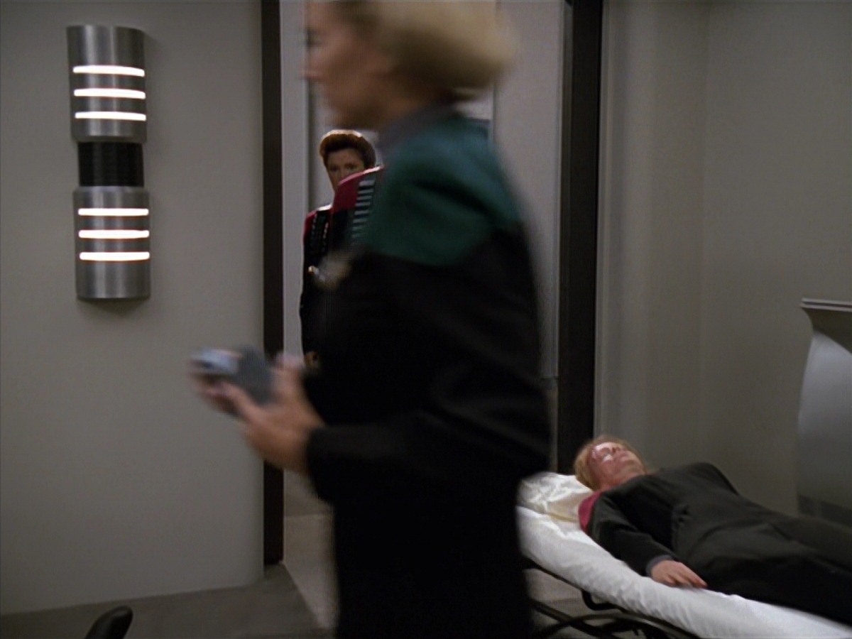 extant_StarTrek_VOY_7x11-Shattered_2546.jpg
