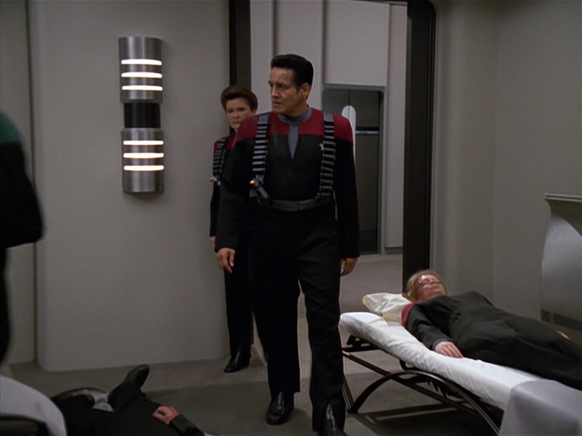 extant_StarTrek_VOY_7x11-Shattered_2547.jpg