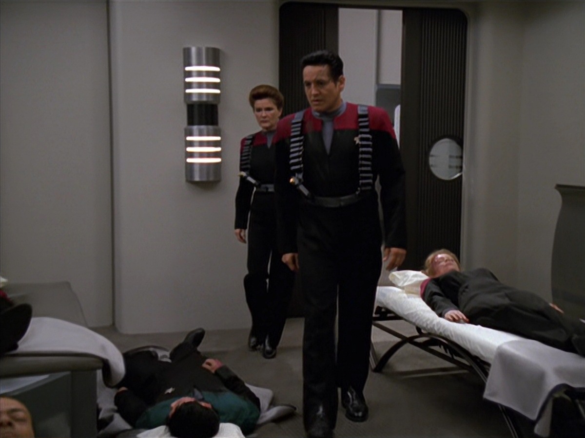 extant_StarTrek_VOY_7x11-Shattered_2548.jpg