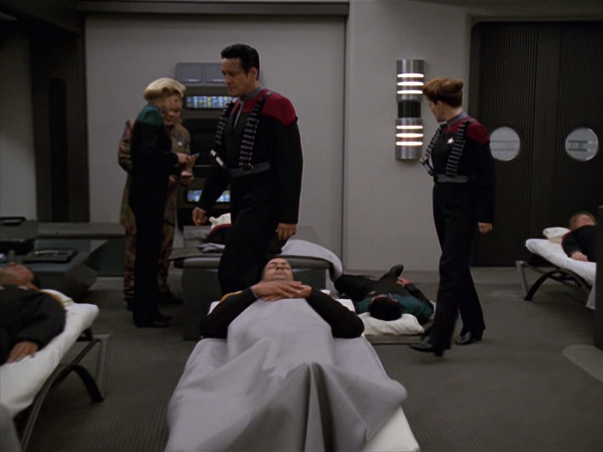 extant_StarTrek_VOY_7x11-Shattered_2551.jpg