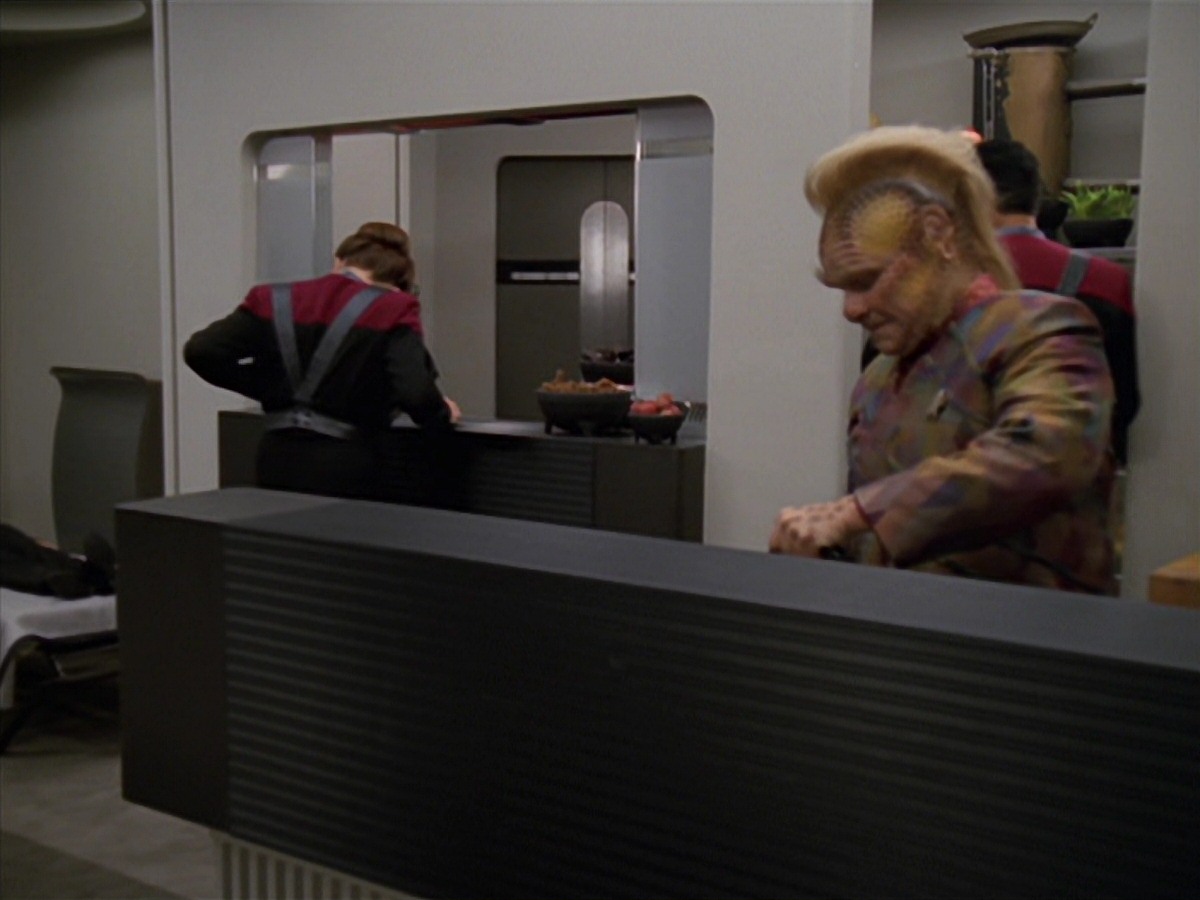 extant_StarTrek_VOY_7x11-Shattered_2604.jpg