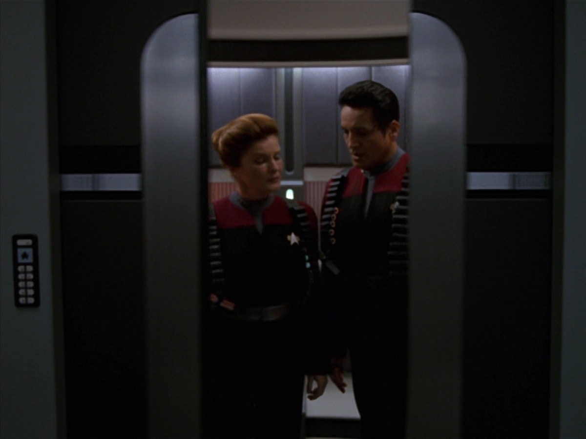 extant_StarTrek_VOY_7x11-Shattered_2918.jpg