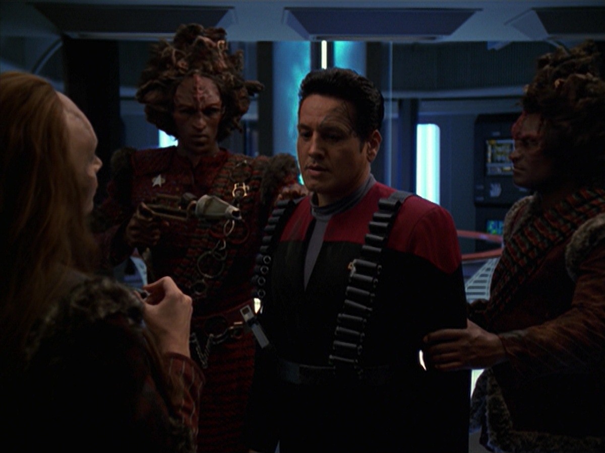 extant_StarTrek_VOY_7x11-Shattered_2976.jpg