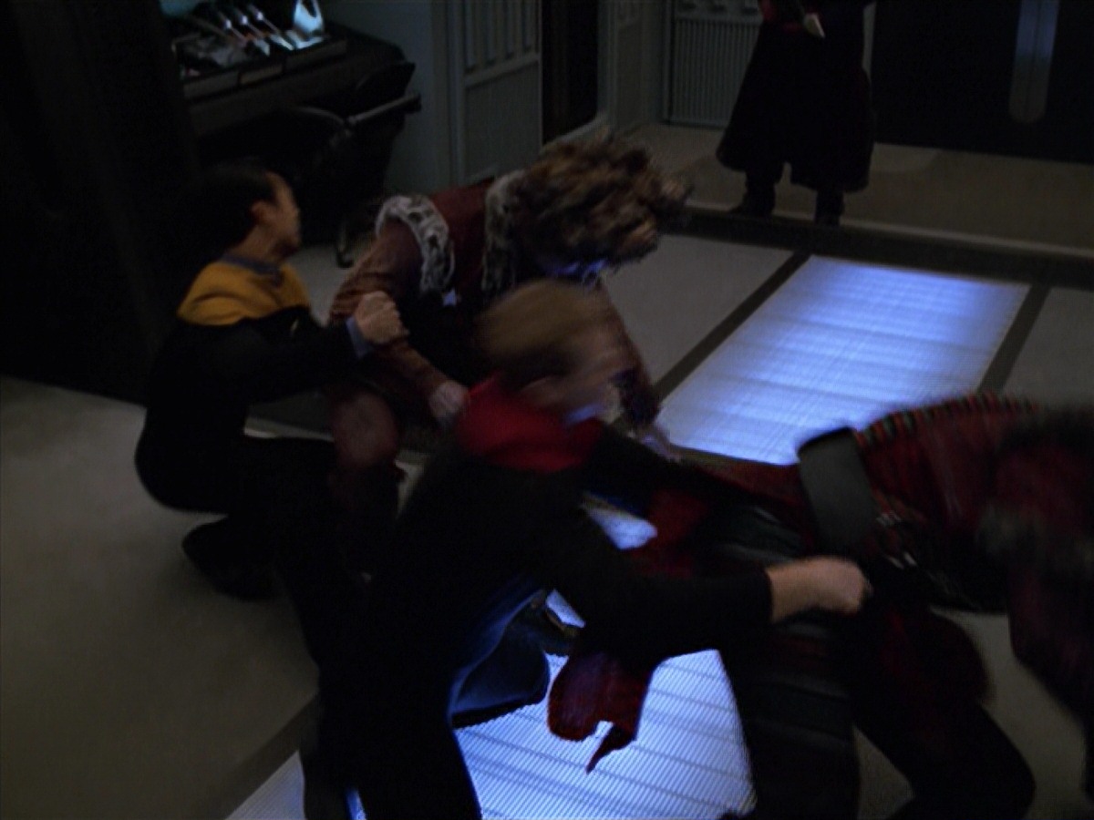 extant_StarTrek_VOY_7x11-Shattered_3157.jpg