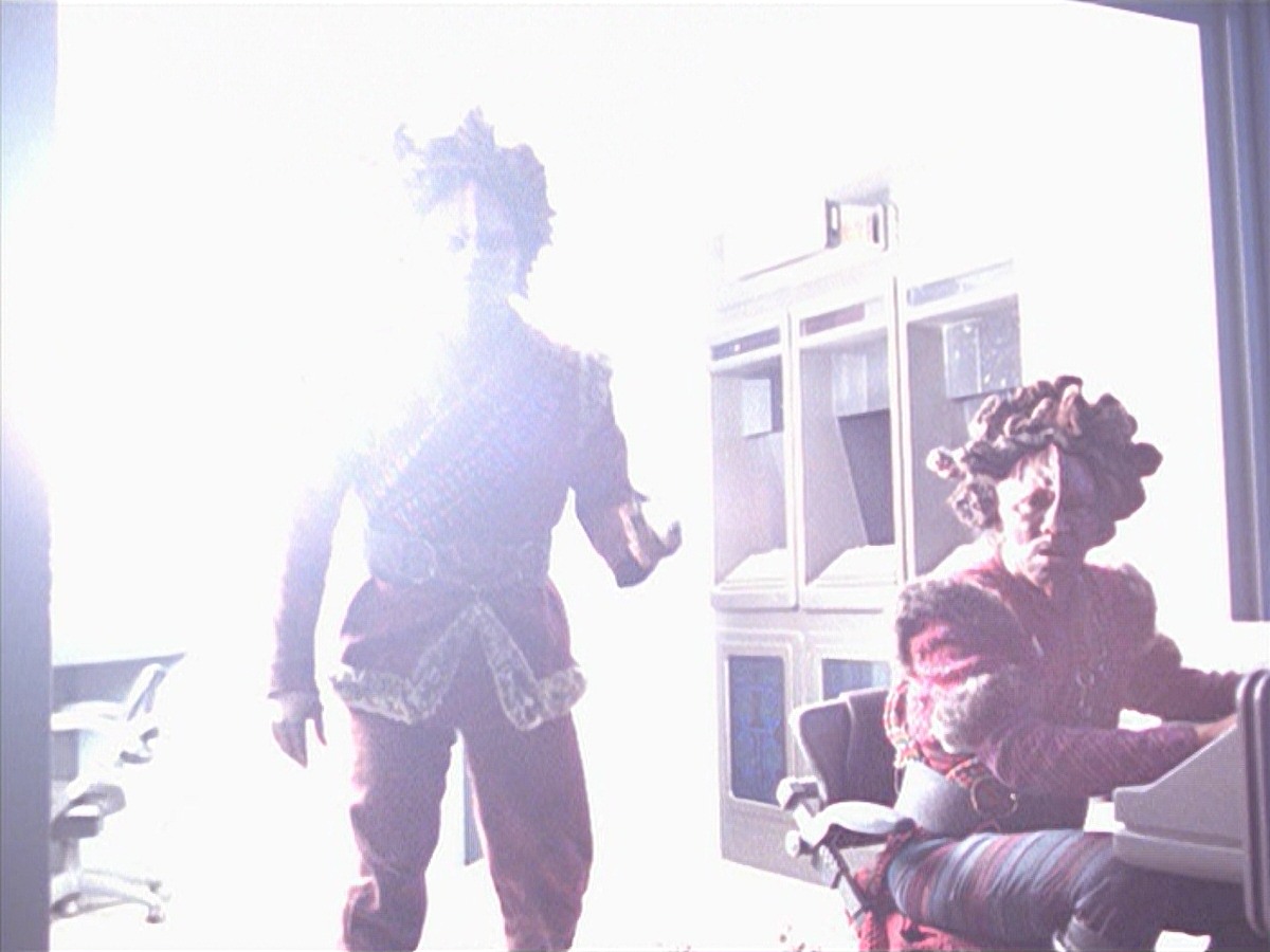 extant_StarTrek_VOY_7x11-Shattered_3176.jpg