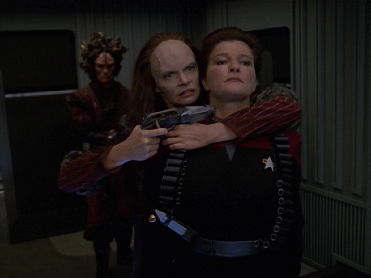 extant_StarTrek_VOY_7x11-Shattered_3231.jpg