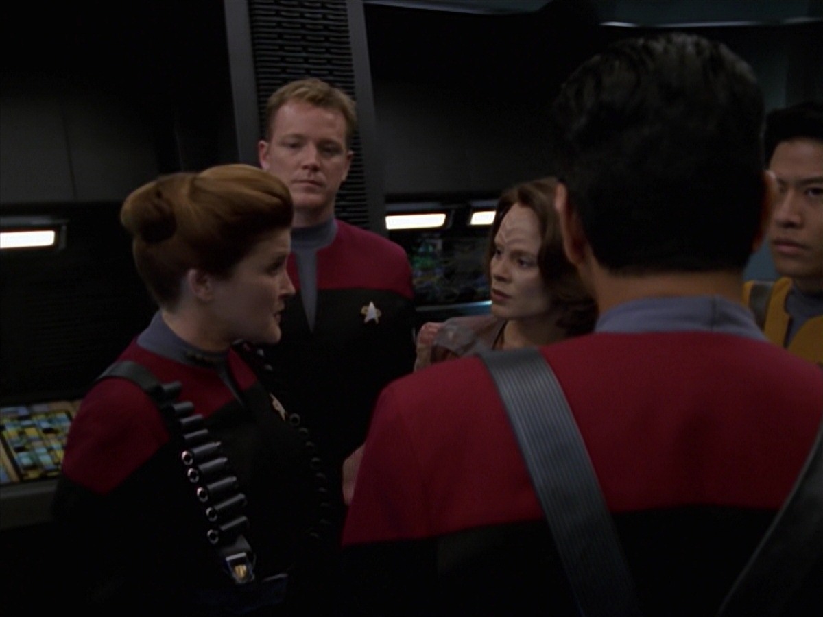 extant_StarTrek_VOY_7x11-Shattered_3277.jpg