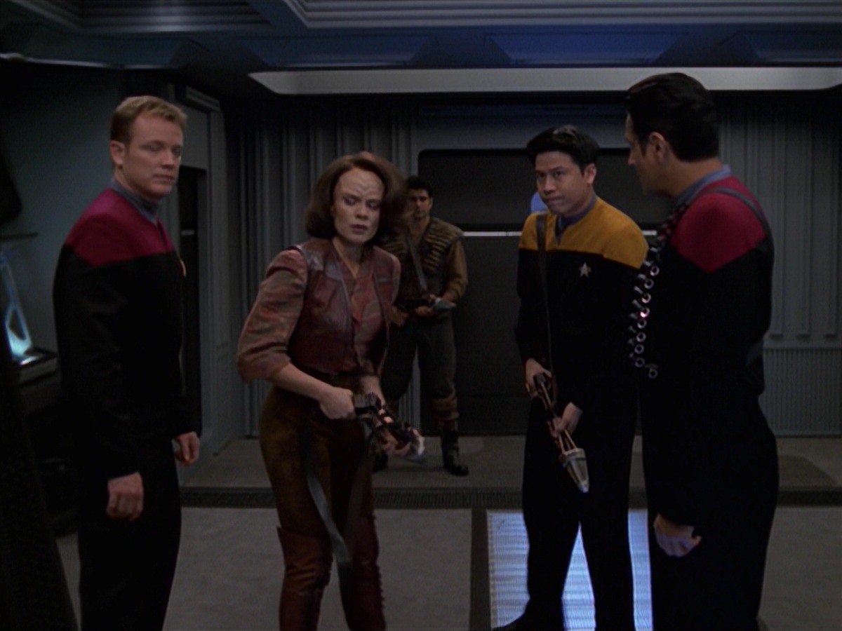 extant_StarTrek_VOY_7x11-Shattered_3307.jpg