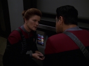 extant_StarTrek_VOY_7x11-Shattered_1954.jpg