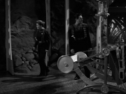 extant_StarTrek_VOY_7x11-Shattered_2078.jpg