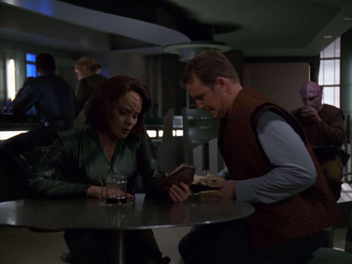 extant_StarTrek_VOY_7x16-WorkforcePart1_2045.jpg