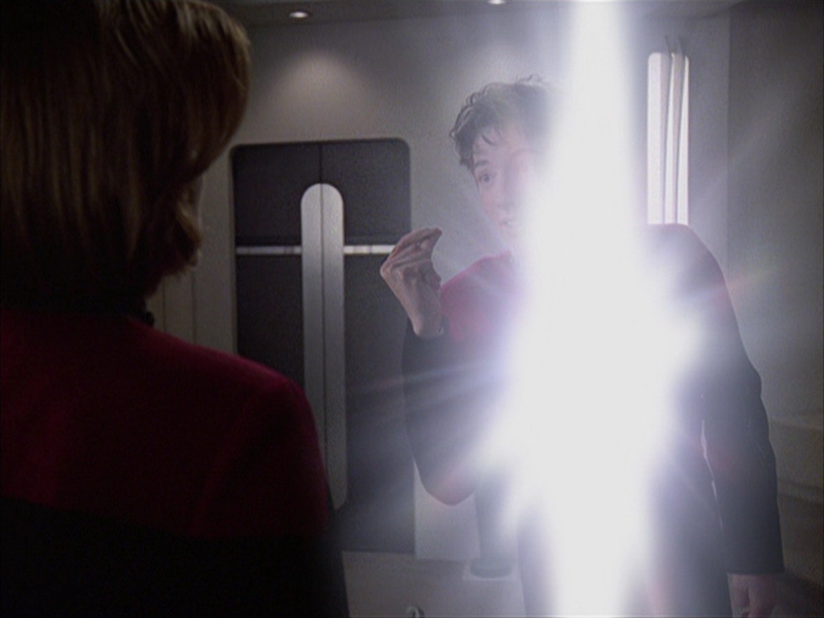 extant_StarTrek_VOY_7x19-Q2_0366.jpg