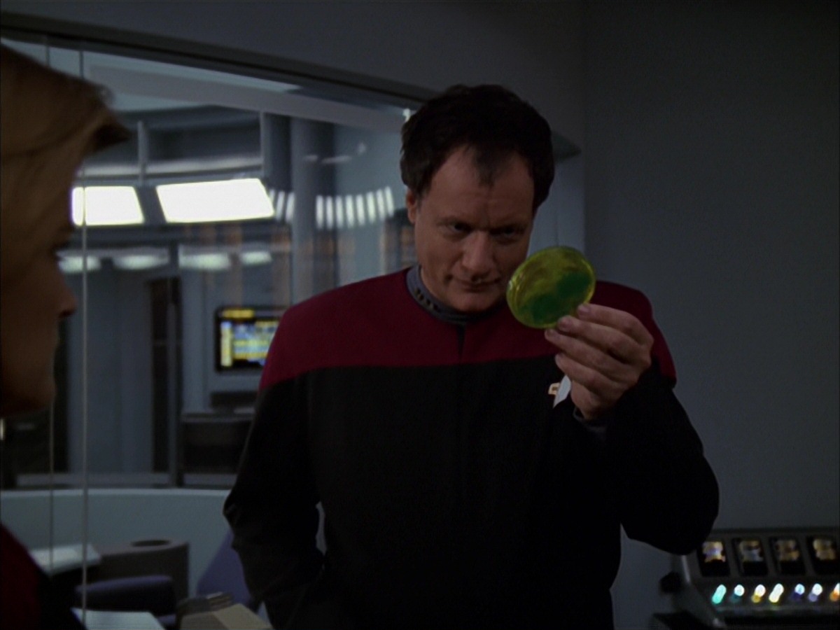 extant_StarTrek_VOY_7x19-Q2_1215.jpg