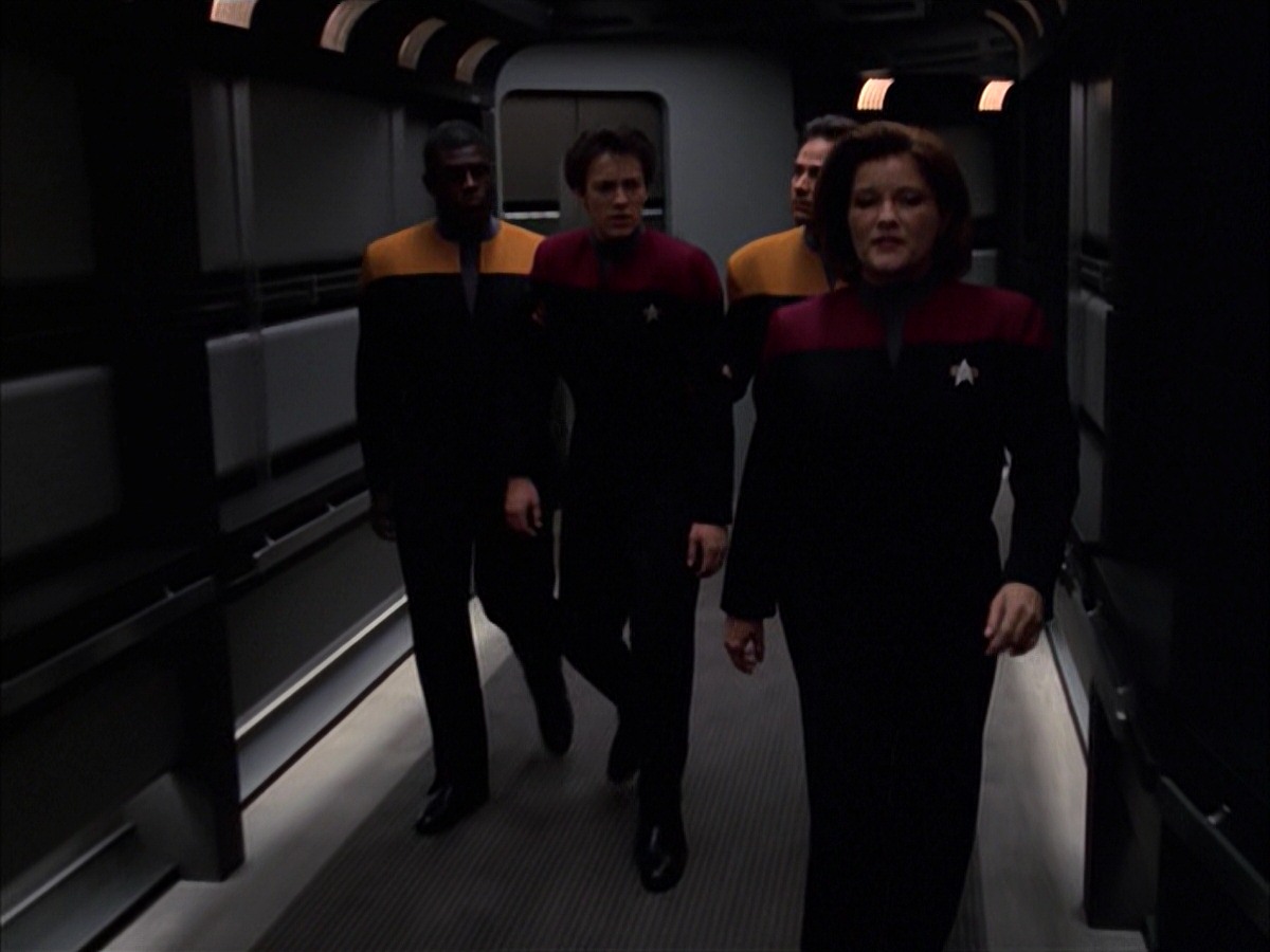 extant_StarTrek_VOY_7x19-Q2_1382.jpg