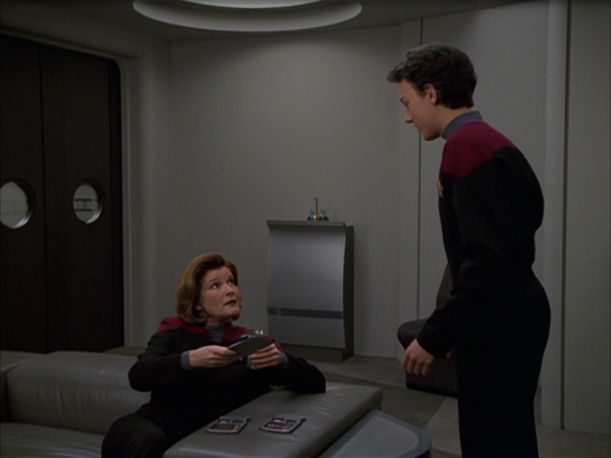extant_StarTrek_VOY_7x19-Q2_1992.jpg