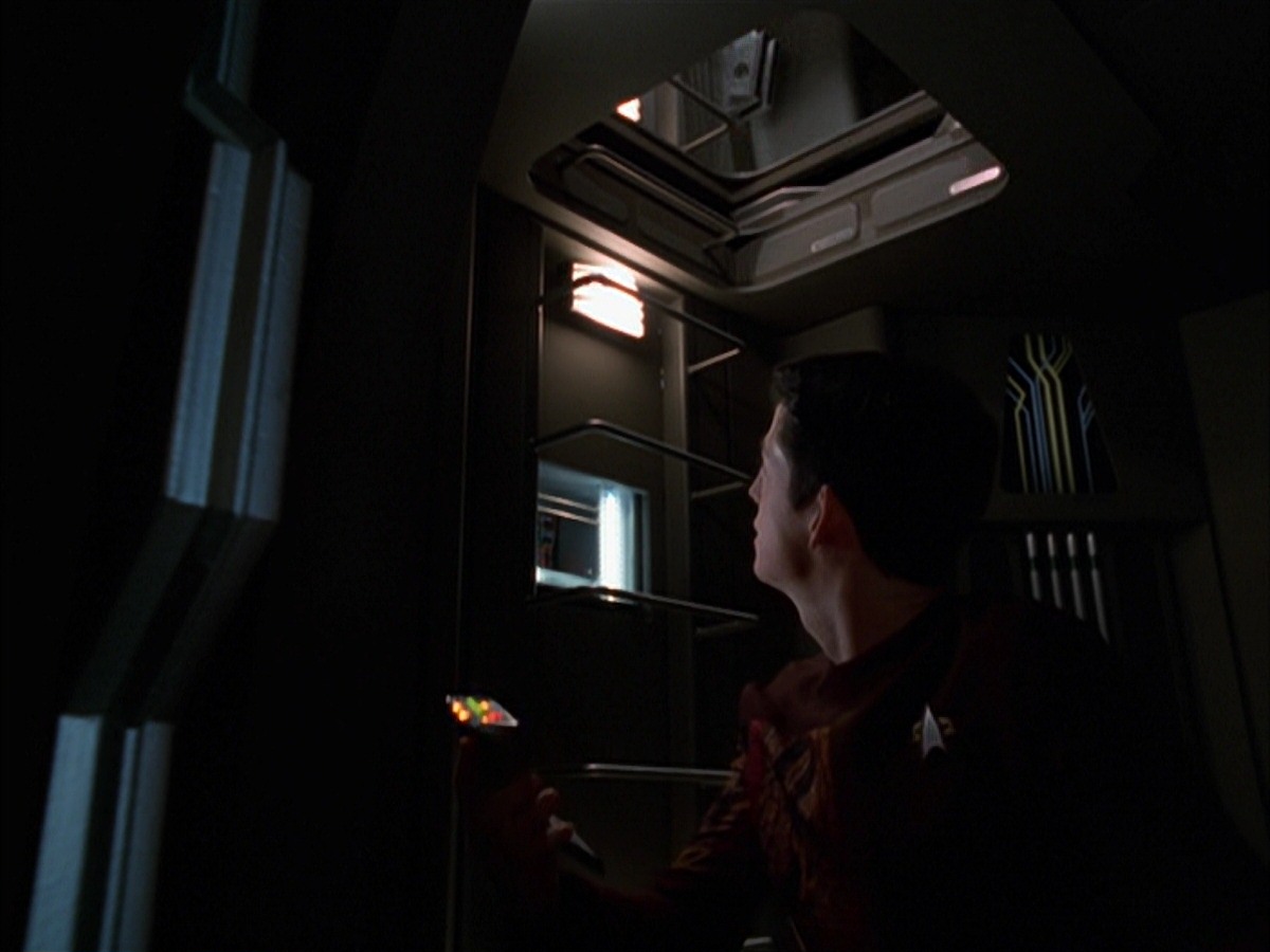 extant_StarTrek_VOY_7x19-Q2_2485.jpg
