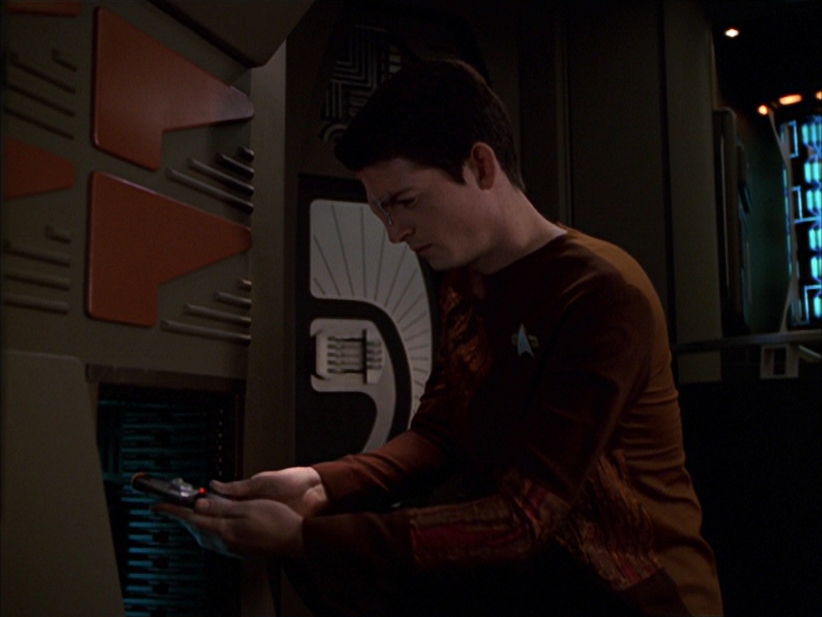 extant_StarTrek_VOY_7x19-Q2_2547.jpg
