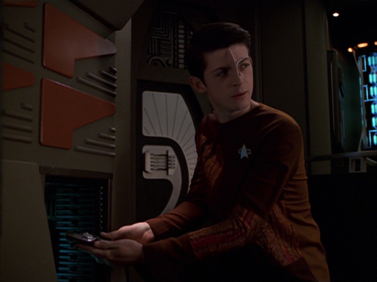 extant_StarTrek_VOY_7x19-Q2_2554.jpg