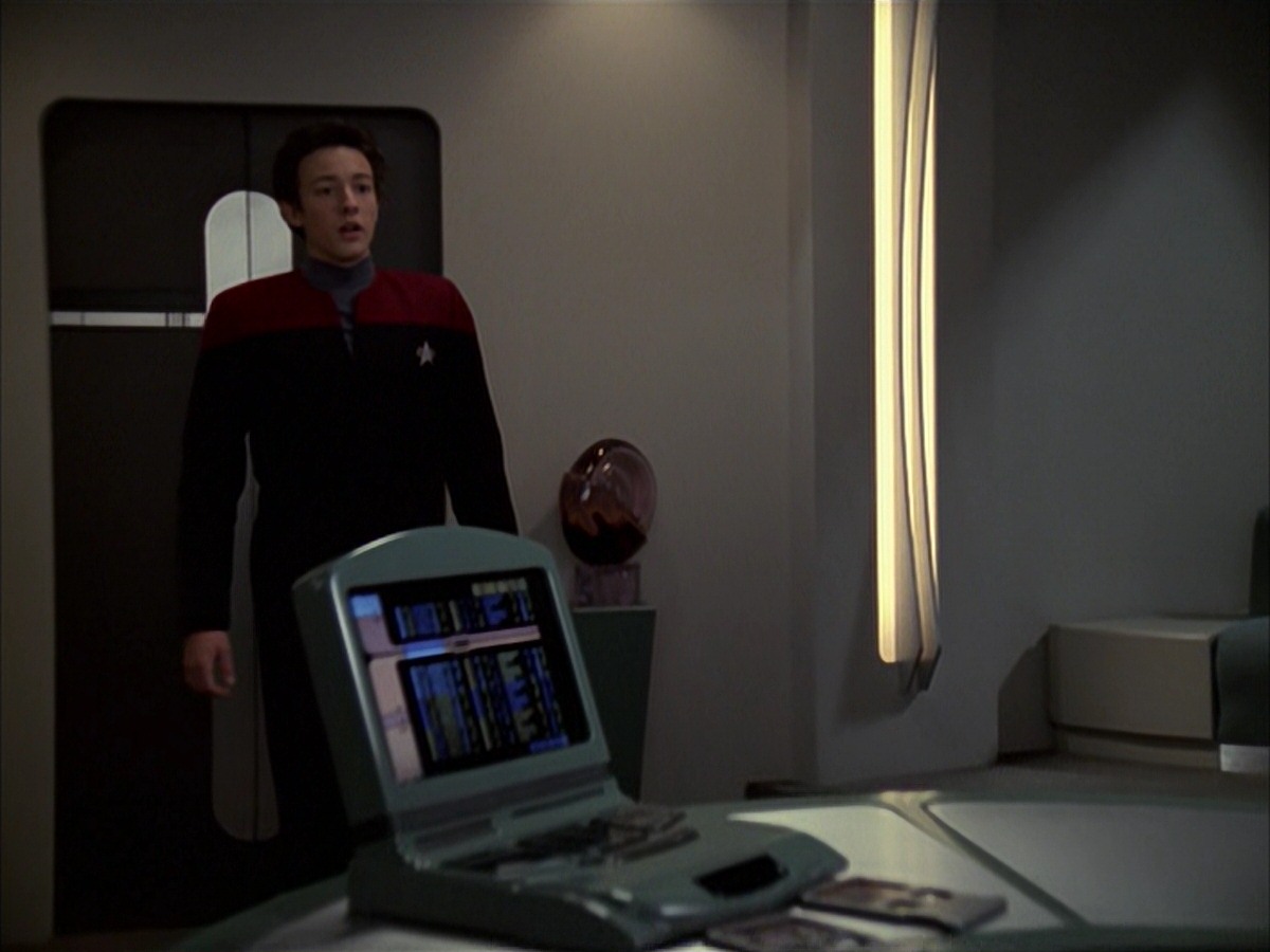 extant_StarTrek_VOY_7x19-Q2_3389.jpg