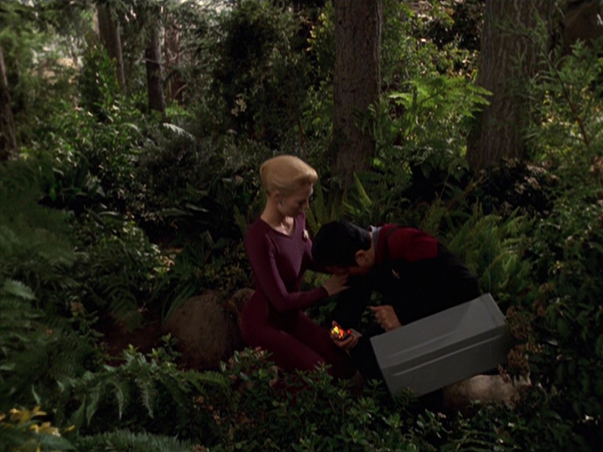 extant_StarTrek_VOY_7x22-NaturalLaw_0335.jpg