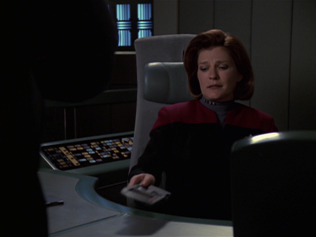 extant_StarTrek_VOY_7x22-NaturalLaw_0472.jpg