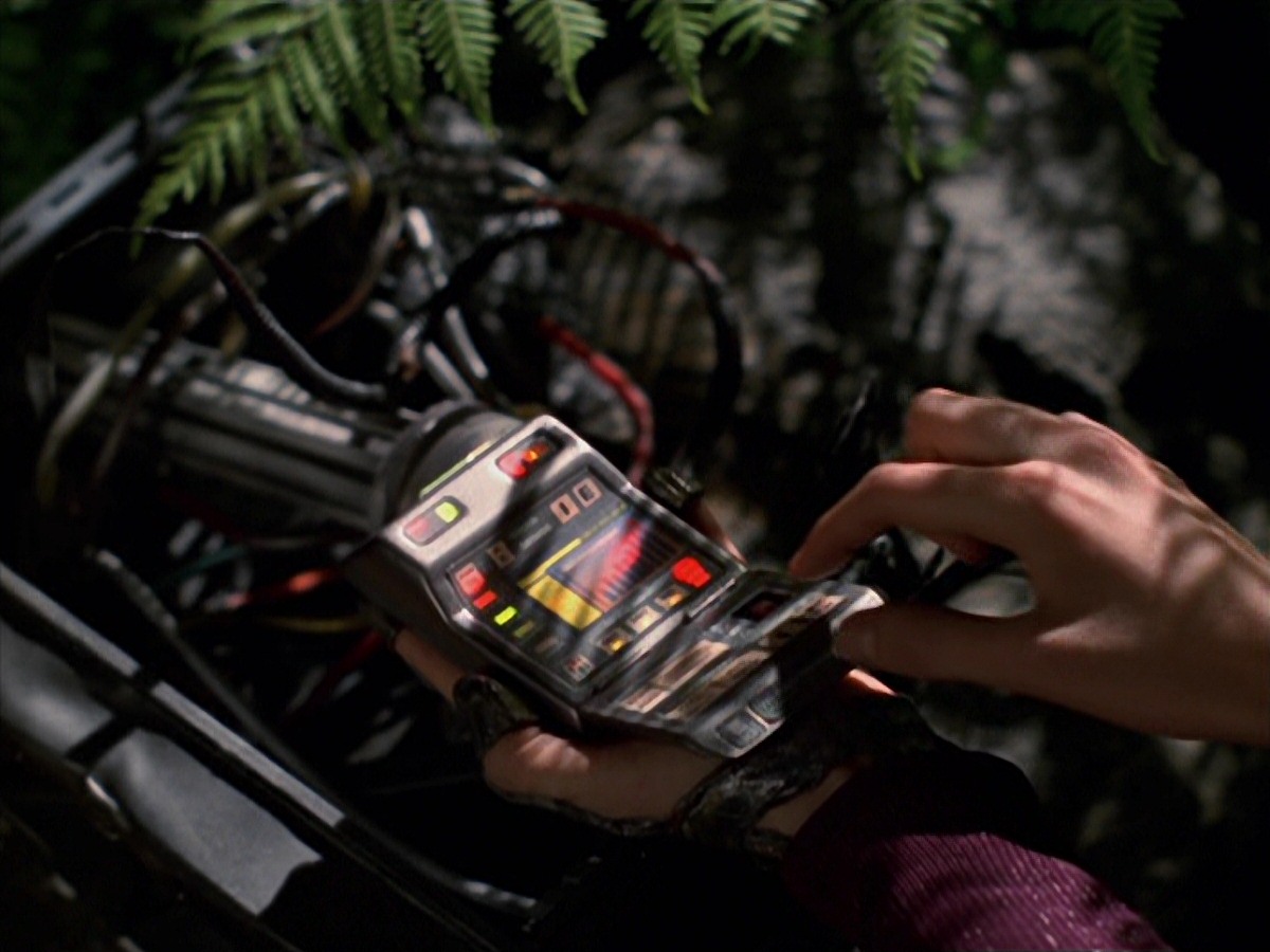 extant_StarTrek_VOY_7x22-NaturalLaw_0535.jpg