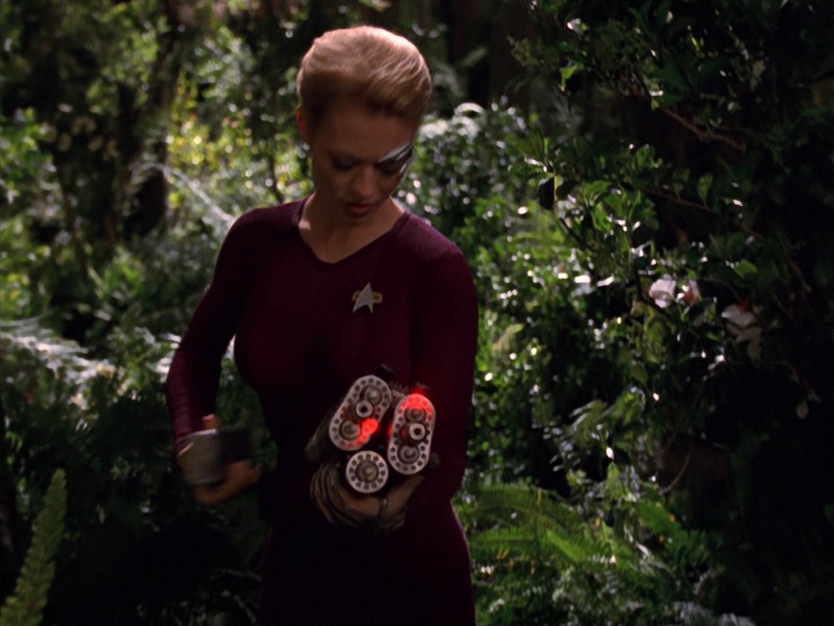 extant_StarTrek_VOY_7x22-NaturalLaw_0747.jpg