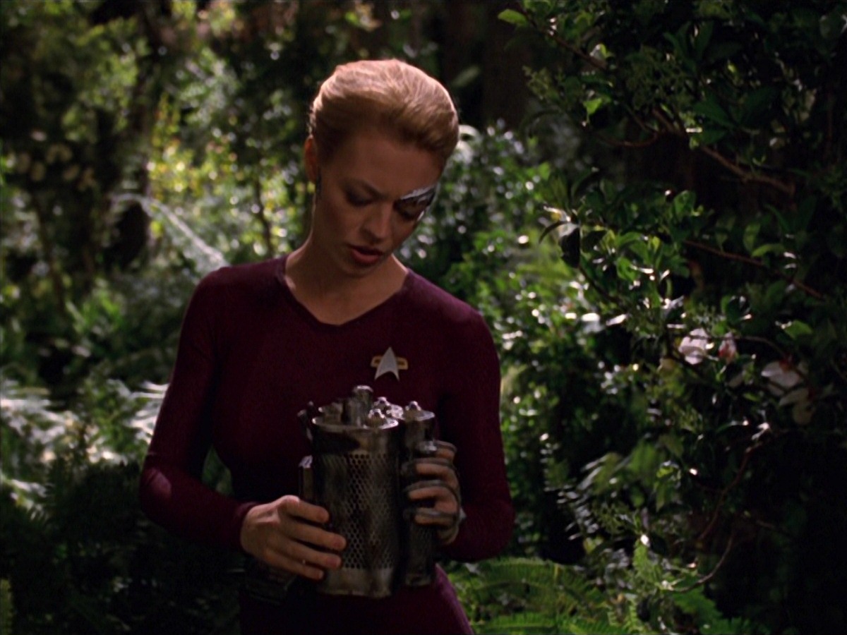 extant_StarTrek_VOY_7x22-NaturalLaw_0751.jpg