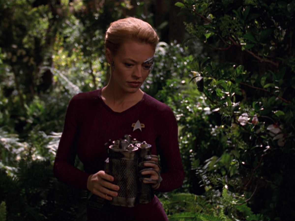 extant_StarTrek_VOY_7x22-NaturalLaw_0754.jpg