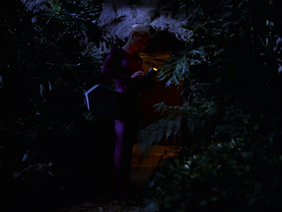 extant_StarTrek_VOY_7x22-NaturalLaw_0830.jpg