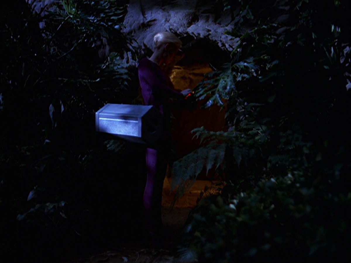 extant_StarTrek_VOY_7x22-NaturalLaw_0832.jpg